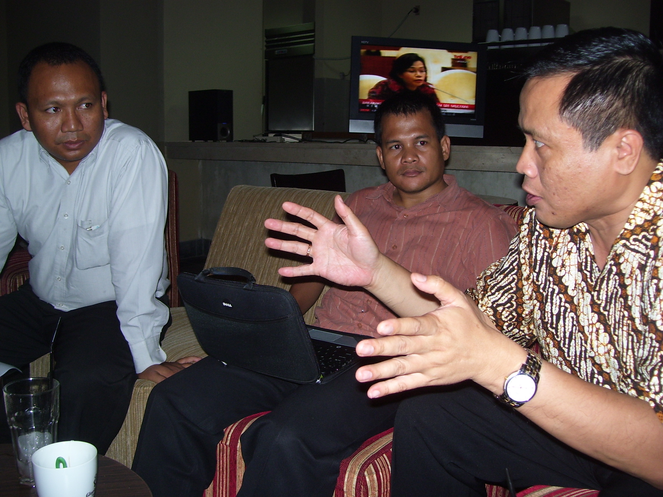 Mas Aris (Ketua Be-blog) Serius memimpin Rapat, sementara Mas irfan (admin be-blog) mencatat semua hasil rapat