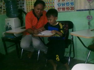 030520102282 Murid Rumah Baca Mutiara Mandiri sedang belajar (foto : Adyanti Rahmarina)